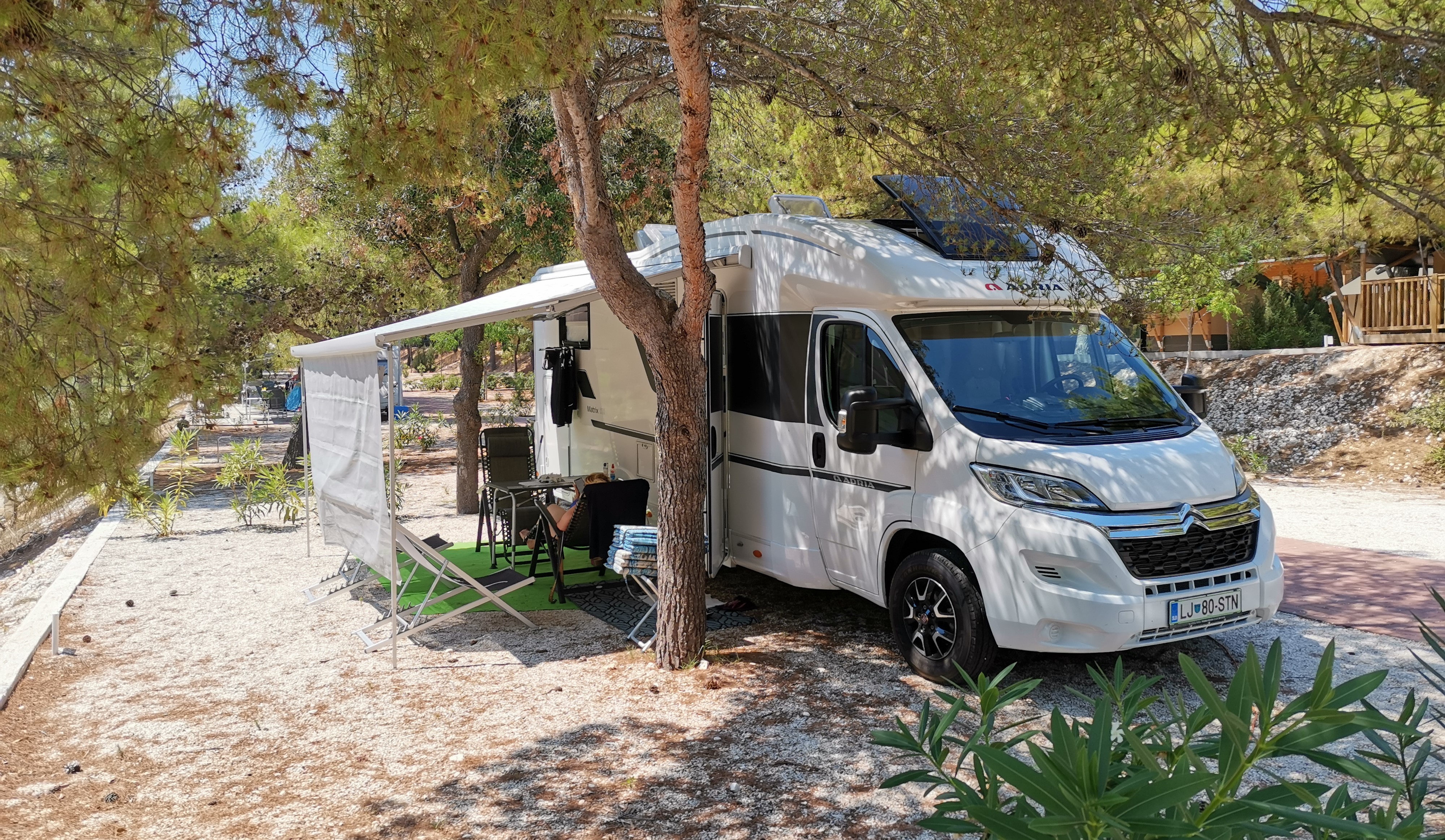 Mobile home in the first row by the sea